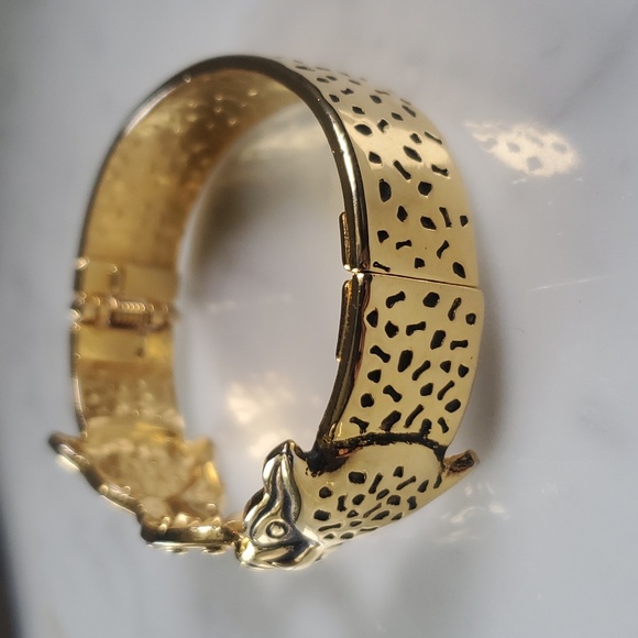 1970s Biting Panther Leopard Hammered Gold-tone Hinged Clamper Bracelet - Picture 4 of 6